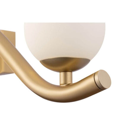 Uva Wandleuchte mit goldfarbener Halterung und mattiertem Glaslampenschirm.