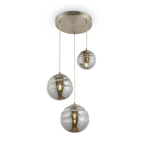 Vinare 3-flammige Pendelleuchte mit Nickel- und Messingmetallbeschlägen und Glaslampenschirmen.