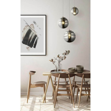 Vinare 3-flammige Pendelleuchte über einem eleganten Esstisch mit modernem Design.