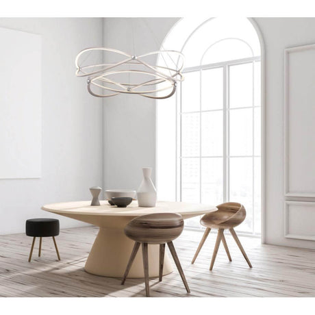 Weave LED-Pendelleuchte Ø 80cm im eleganten Essbereich über einem stilvollen Tisch.