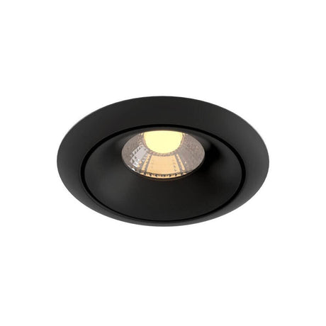 Yin LED-Einbauleuchte in mattschwarzer Ausführung mit warmem Licht.