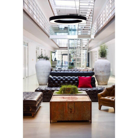 Medo Pro 90 Ring LED Pendelleuchte Schwarz im modernen Wohnraum über einer rustikalen Holzdeko.