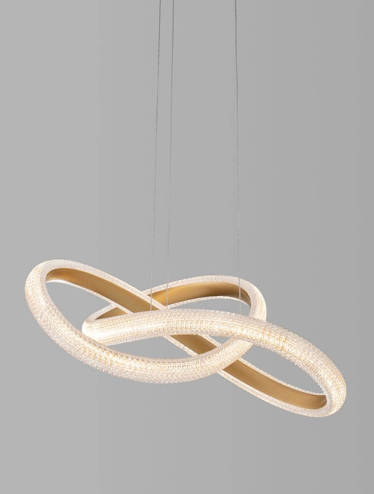 Medora LED Pendelleuchte Ø 52,5cm 3000K Messing-Gold in elegantem Design über dem Esstisch.