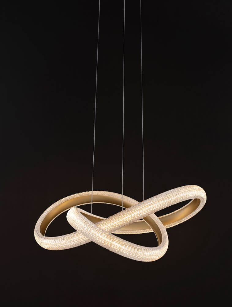 Medora LED Pendelleuchte Ø 52,5cm 3000K Messing-Gold über einem dunklen Hintergrund.