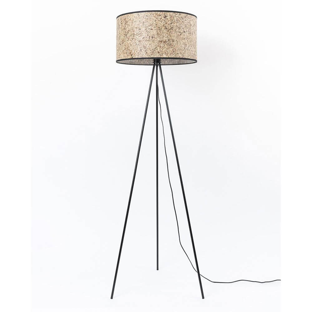 Metall Dreibein-Stehlampe mit Heuschirm im modernen Design mit schwarzem Metall und naturfarbenem Lampenschirm.