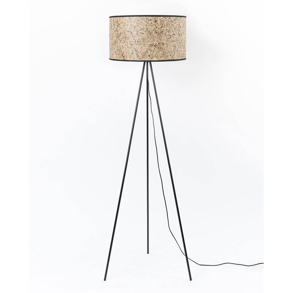 Metall Dreibein-Stehlampe mit Heuschirm, modernes Design mit natürlichem Lampenschirm.