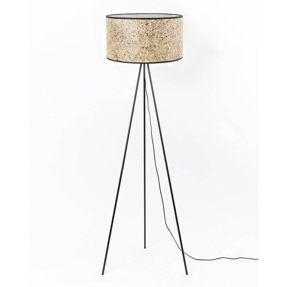 Metall Dreibein-Stehlampe mit Heuschirm im modernen Design und natürlichem Lampenschirm aus Heu.