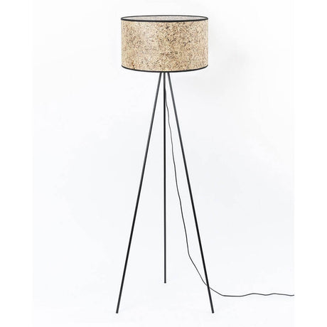 Metall Dreibein-Stehlampe mit Heuschirm im modernen Design und natürlichem Lampenschirm aus Heu.