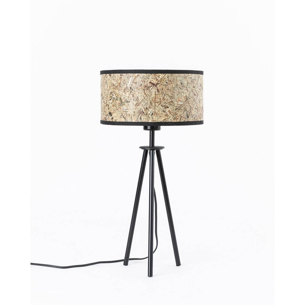 Metall Dreibein-Tischlampe mit Heuschirm auf weißem Hintergrund, modernes Design mit natürlichem Lampenschirm.