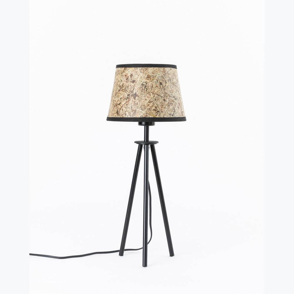 Metall Dreibein-Tischlampe mit Heuschirm in schlichtem Design und natürlichem Lampenschirm.