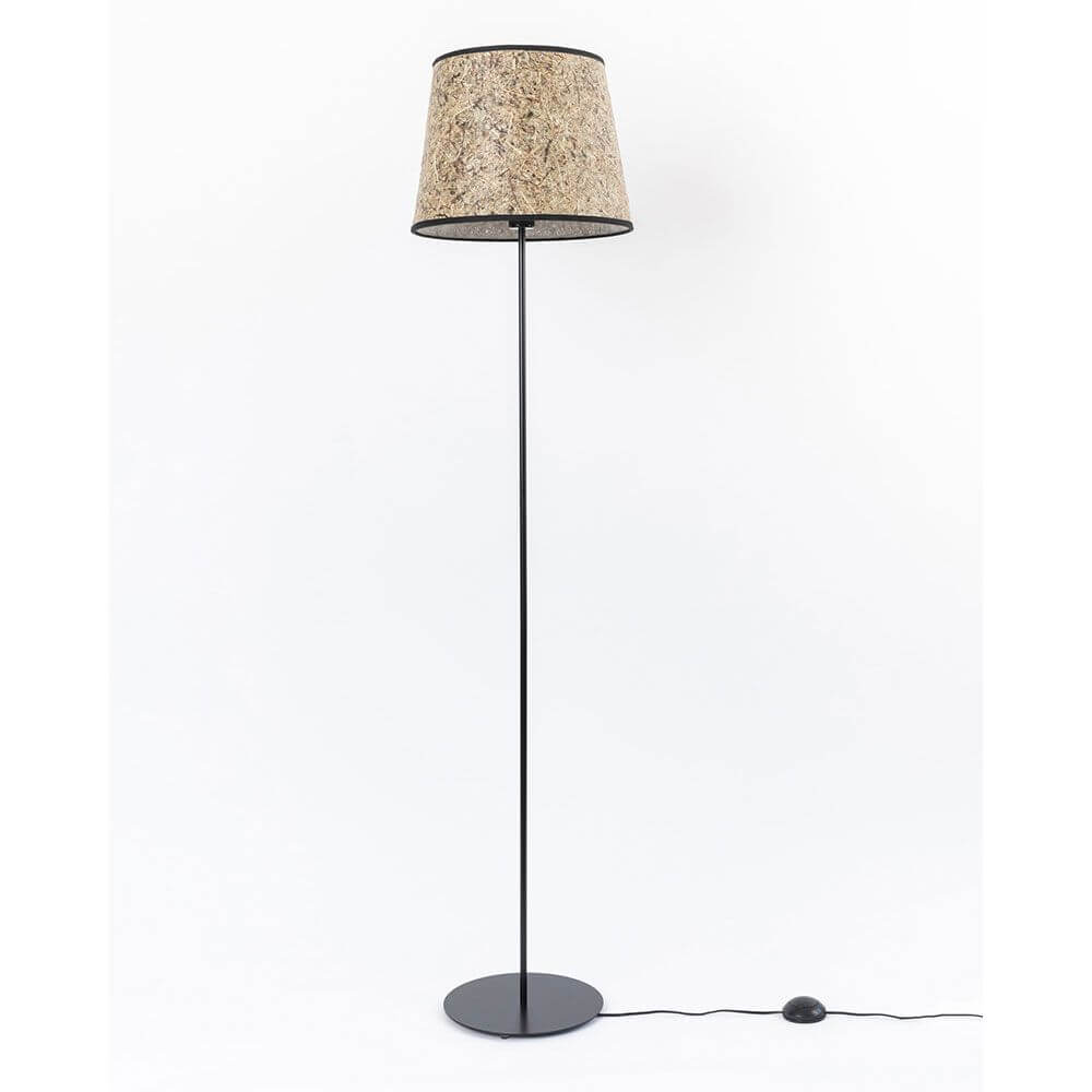 Metall Stehleuchte mit Heuschirm, elegante Stehlampe aus Heu und Metall für natürliche Wohnatmosphäre.