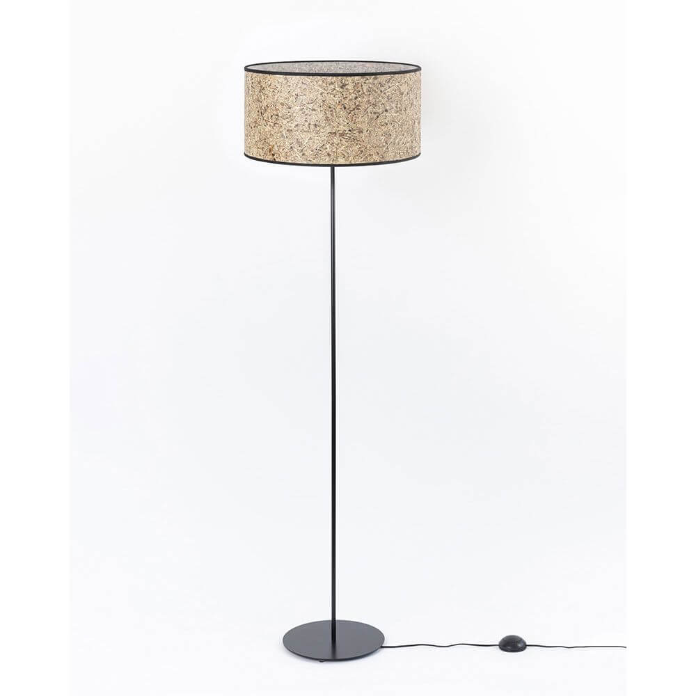Metall Stehleuchte mit Heuschirm, elegante Stehlampe aus Heu und geschwärztem Metall für natürliche Wohnatmosphäre.