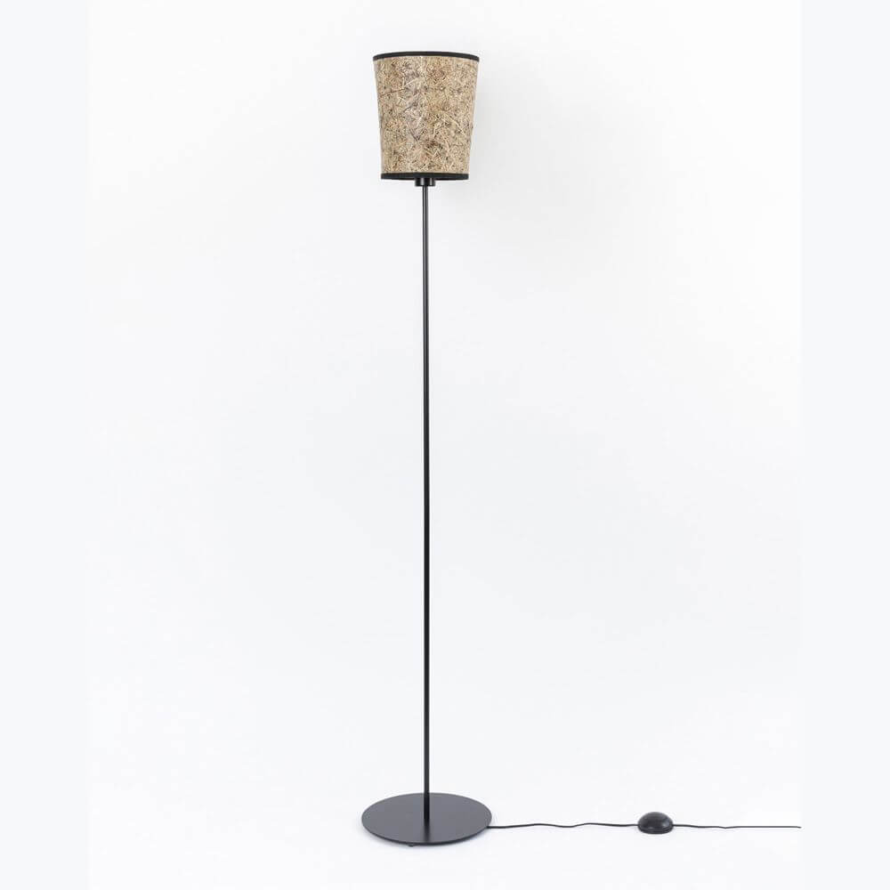 Metall Stehleuchte mit Heuschirm in Naturtönen und schlichtem Design für eine elegante Wohnatmosphäre.