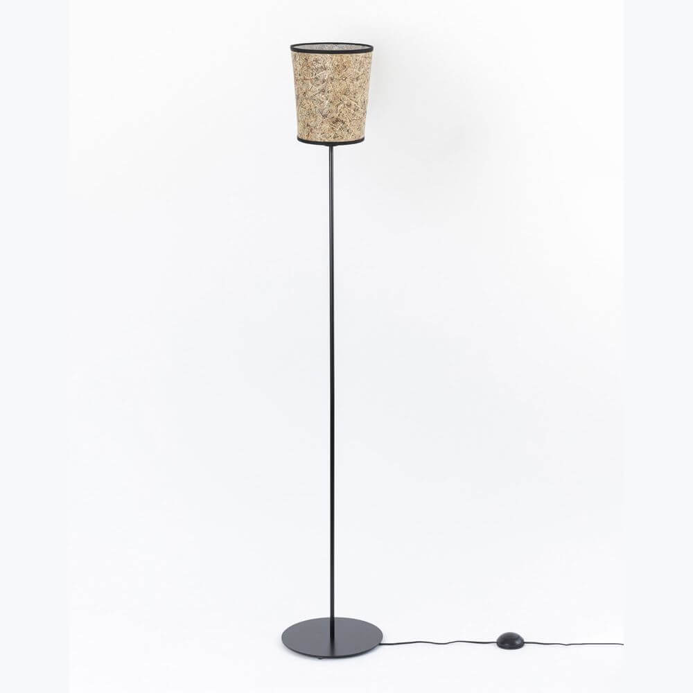 Metall Stehleuchte mit Heuschirm, elegante Stehlampe aus Heu und schwarzem Metall, natürliche Wohnatmosphäre.