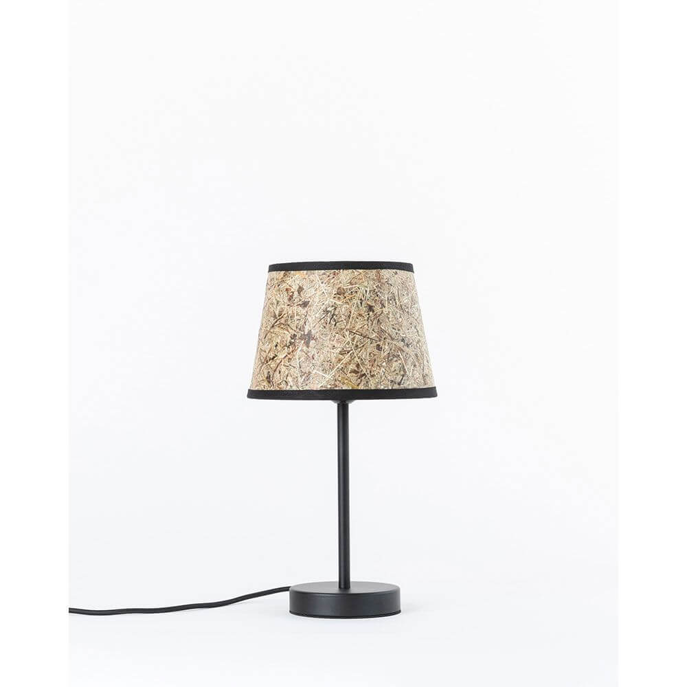 Metall Tischlampe mit Heuschirm, elegantes Design aus Heu und schwarzem Metall für gemütliche Wohnatmosphäre.