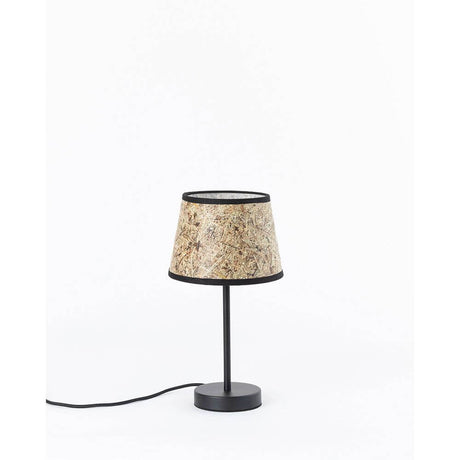 Metall Tischlampe mit Heuschirm auf einem weißen Hintergrund, kombiniert natürliche Töne und elegantes Design.