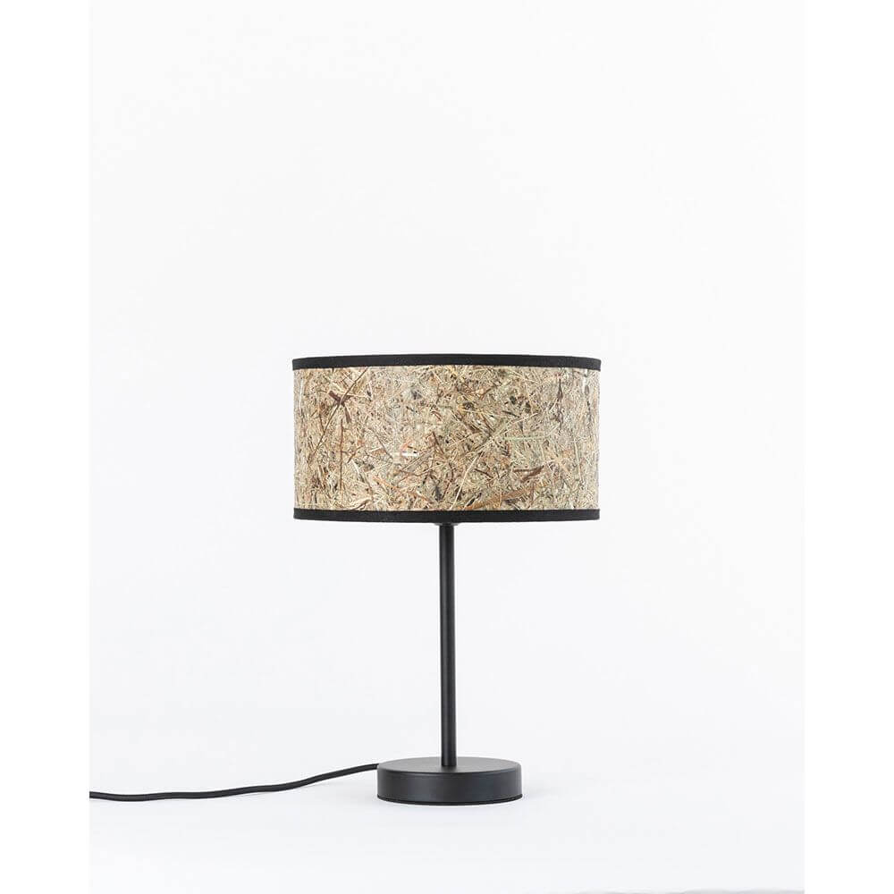 Metall Tischlampe mit Heuschirm: elegante, natürliche Wohnraumbeleuchtung in sanften Farben.