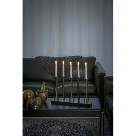 Metallleuchter schwarz messingfarben lackiert 5 klare Birnen auf einem Tisch im Wohnzimmer