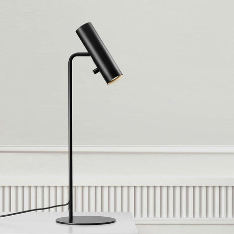 Mib 6 lampada da tavolo nera in design scandinavo su un tavolo, elegante e moderna.