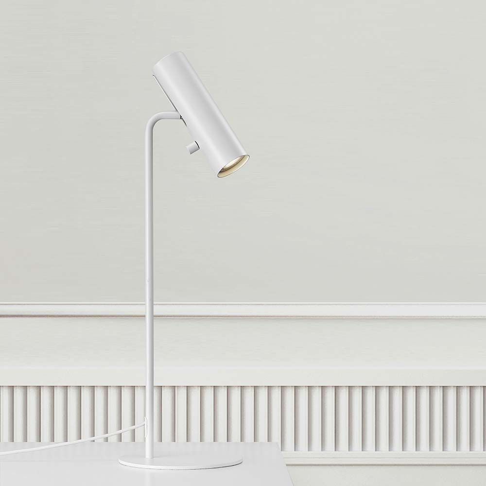Mib 6 Tischleuchte Weiß im skandinavischen Design mit schwenkbarem Leuchtenkopf und schlanker Optik.