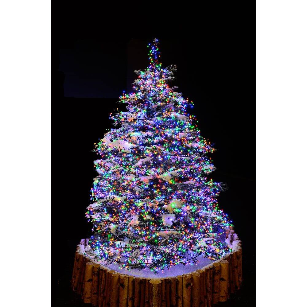 9m Micro LED Büschellichterkette Cluster mit 8 Funktionen 960 bunte Dioden IP44 auf einem festlich geschmückten Weihnachtsbaum.