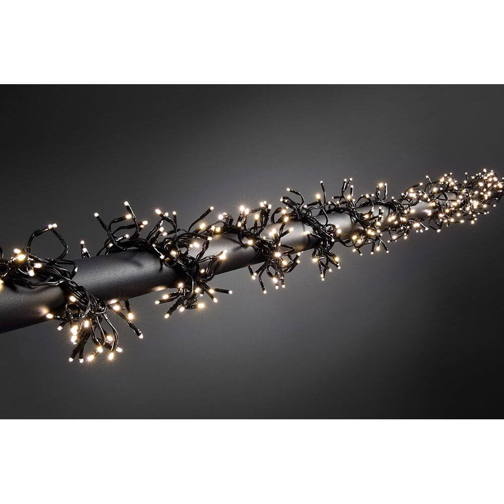 7,7m Micro LED Büschelllichterkette Cluster mit 8 Funktionen 768 Warmweiße Dioden IP44 auf schwarzem Hintergrund.