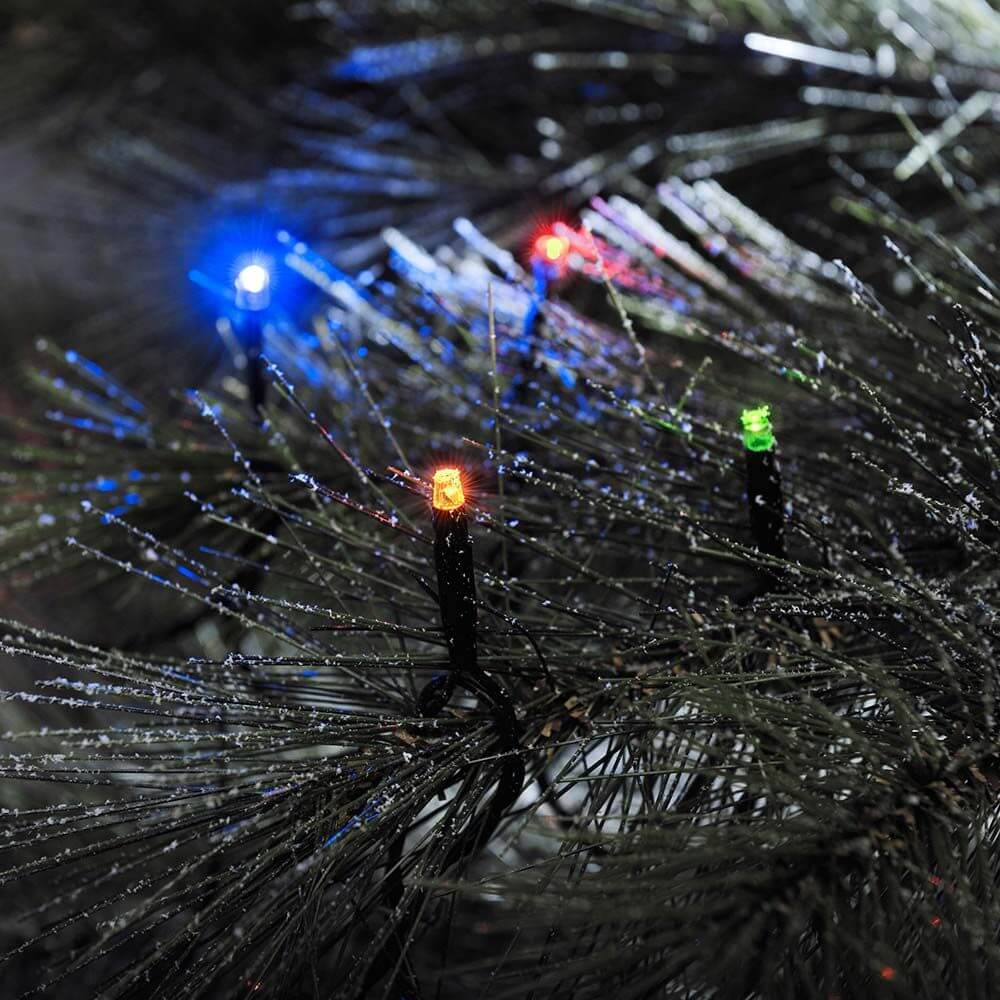 Micro LED Lichterkette 40 bunte Dioden IP44 auf einem Baum, festlich leuchtend in verschiedenen Farben.