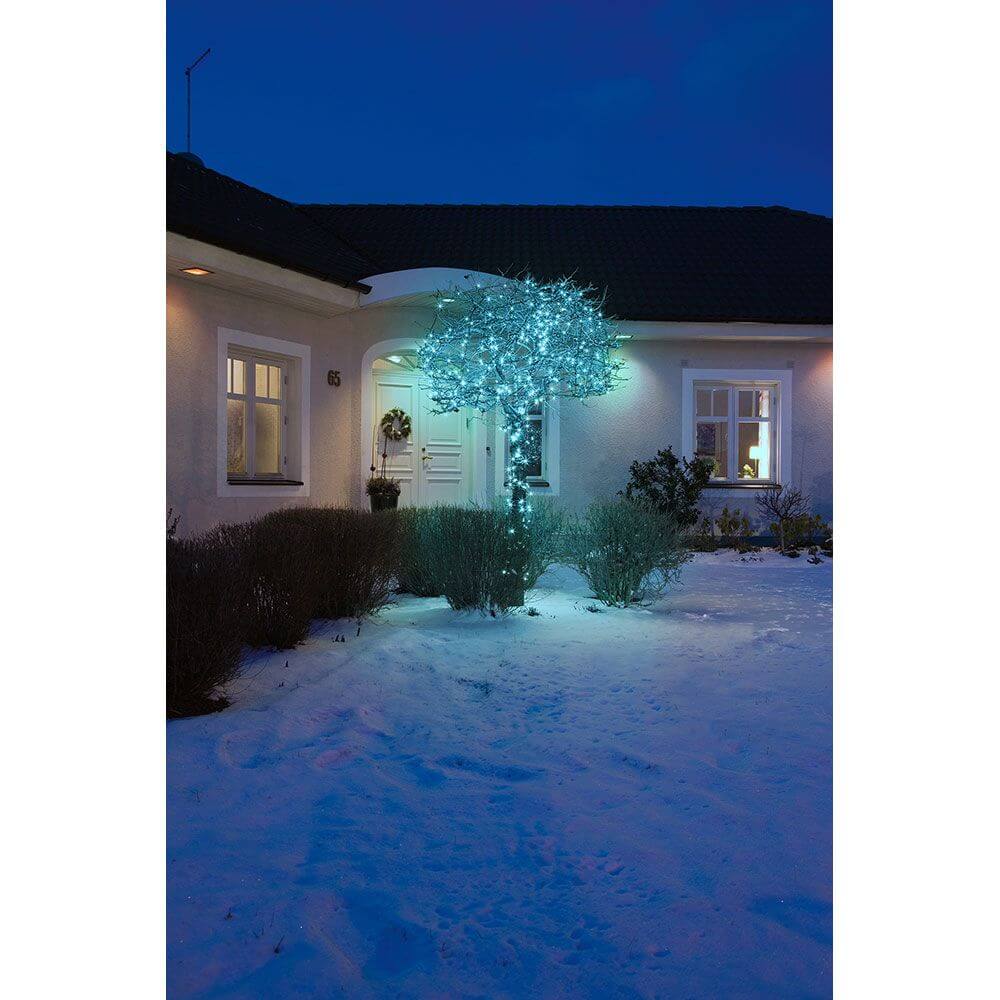 42m Micro LED Lichterkette 40 hell blaue Dioden IP44 leuchtet an weißem Baum im Wintergarten.