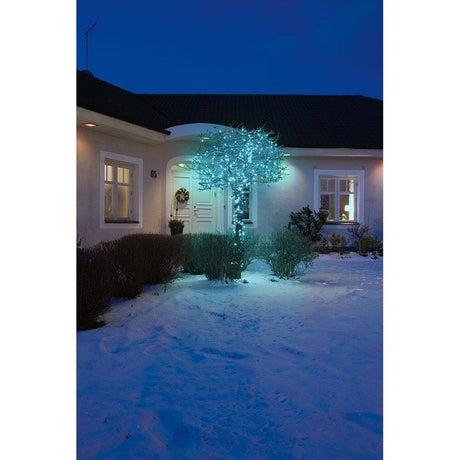 42m Micro LED Lichterkette 40 hell blaue Dioden IP44 leuchtet an weißem Baum im Wintergarten.