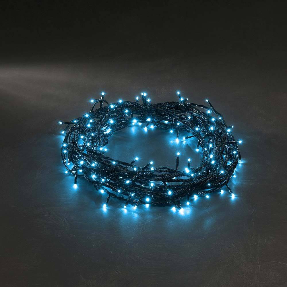 42m Micro LED Lichterkette 40 hell blaue Dioden IP44 auf dunklem Hintergrund.