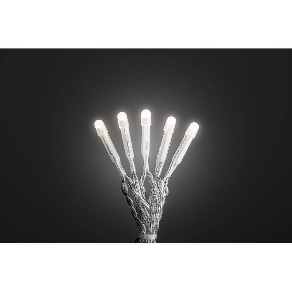 Micro LED Lichterkette gefrostet 100 Warmweiße Dioden mit leuchtenden Dioden auf dunklem Hintergrund.