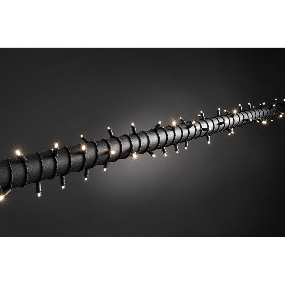 53m Micro LED Lichterkette IP67 40 Warmweiße Dioden IP44 auf schwarzem Hintergrund.