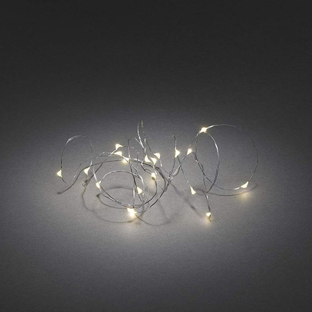 2,4m Micro LED Lichterkette Timer 20 warmweiße Dioden batteriebetrieben Innen auf einem dunklen Untergrund.