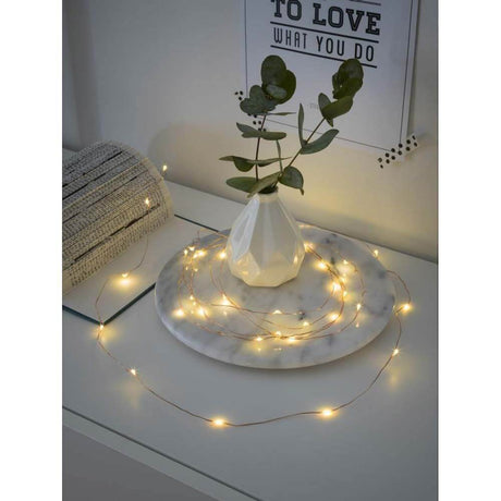 4m Micro LED Lichterkette Timer 40 warmweiße Dioden batteriebetrieben mit dekorativem Vasenarrangement sowie sanften Lichtern.