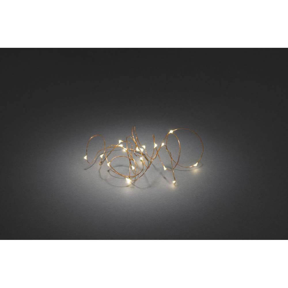 4m Micro LED Lichterkette Timer 40 warmweiße Dioden batteriebetrieben auf angenehmem, dunklem Hintergrund.