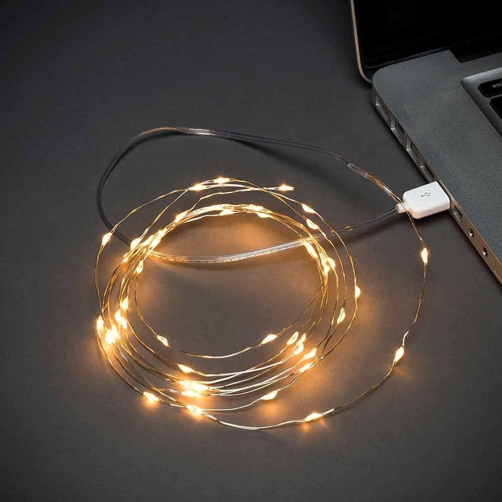 2,5m Micro LED Lichterkette mit USB Anschluss 50 Lichtpunkte an einem Laptop angeschlossen