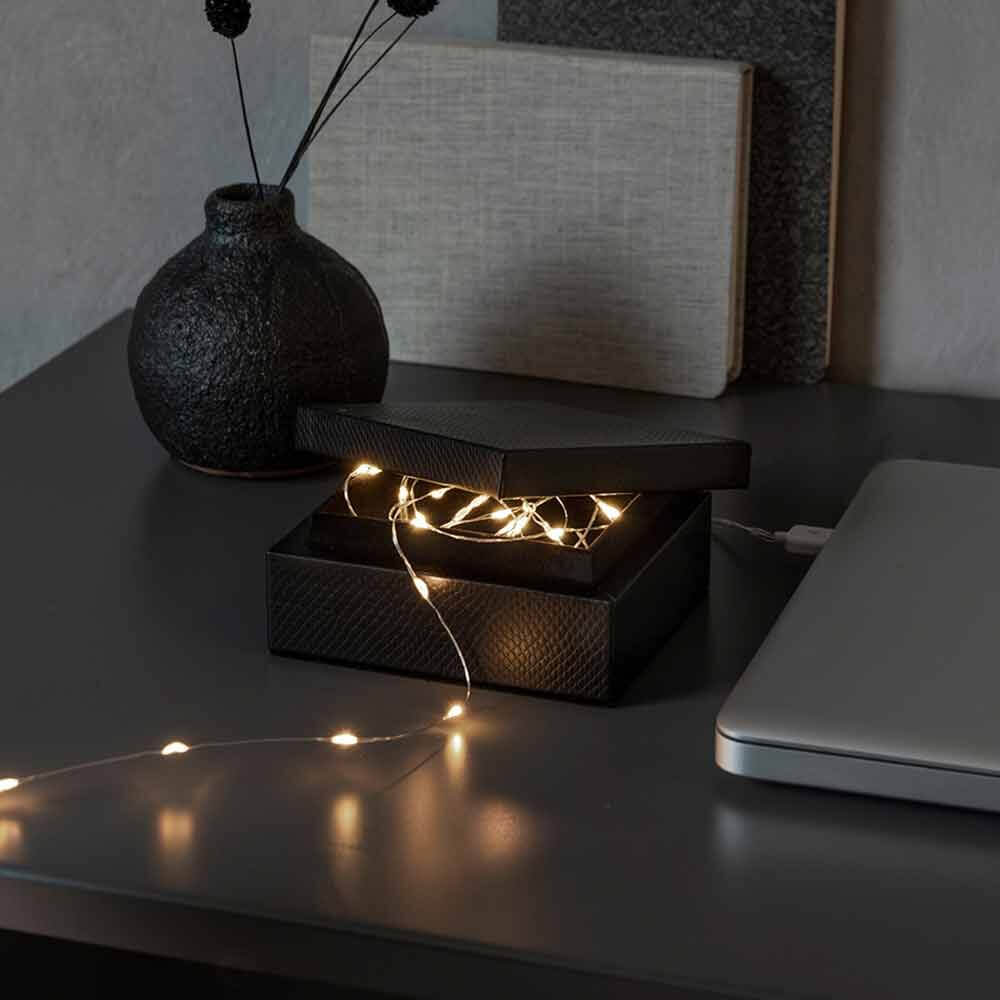 2,5m Micro LED Lichterkette mit USB Anschluss 50 Lichtpunkte in einer Box auf einem Tisch.