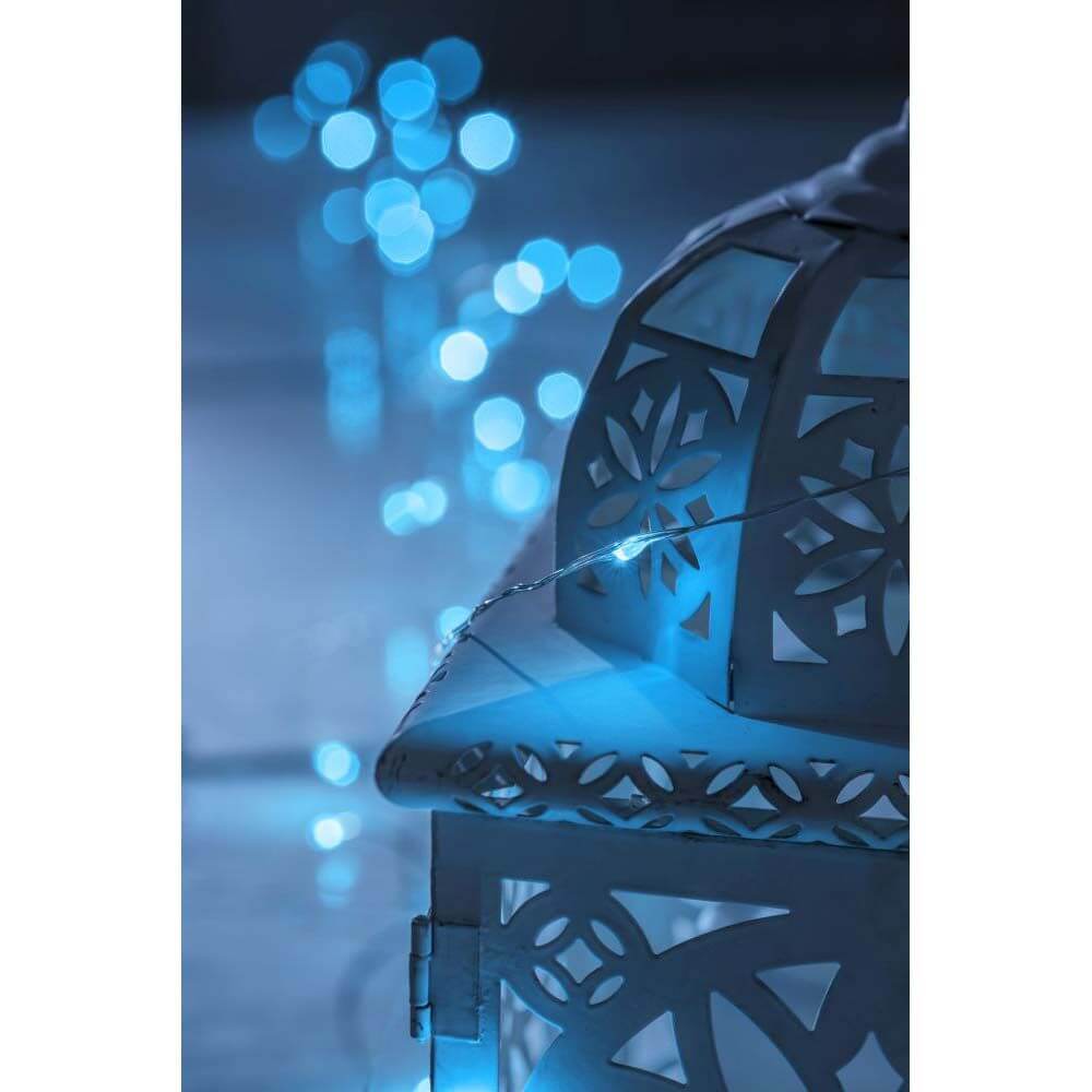 15m Micro LED Lichterkette mit langsamen RGB-Farbwechsel 100 RGB Dioden in blauer Beleuchtung.