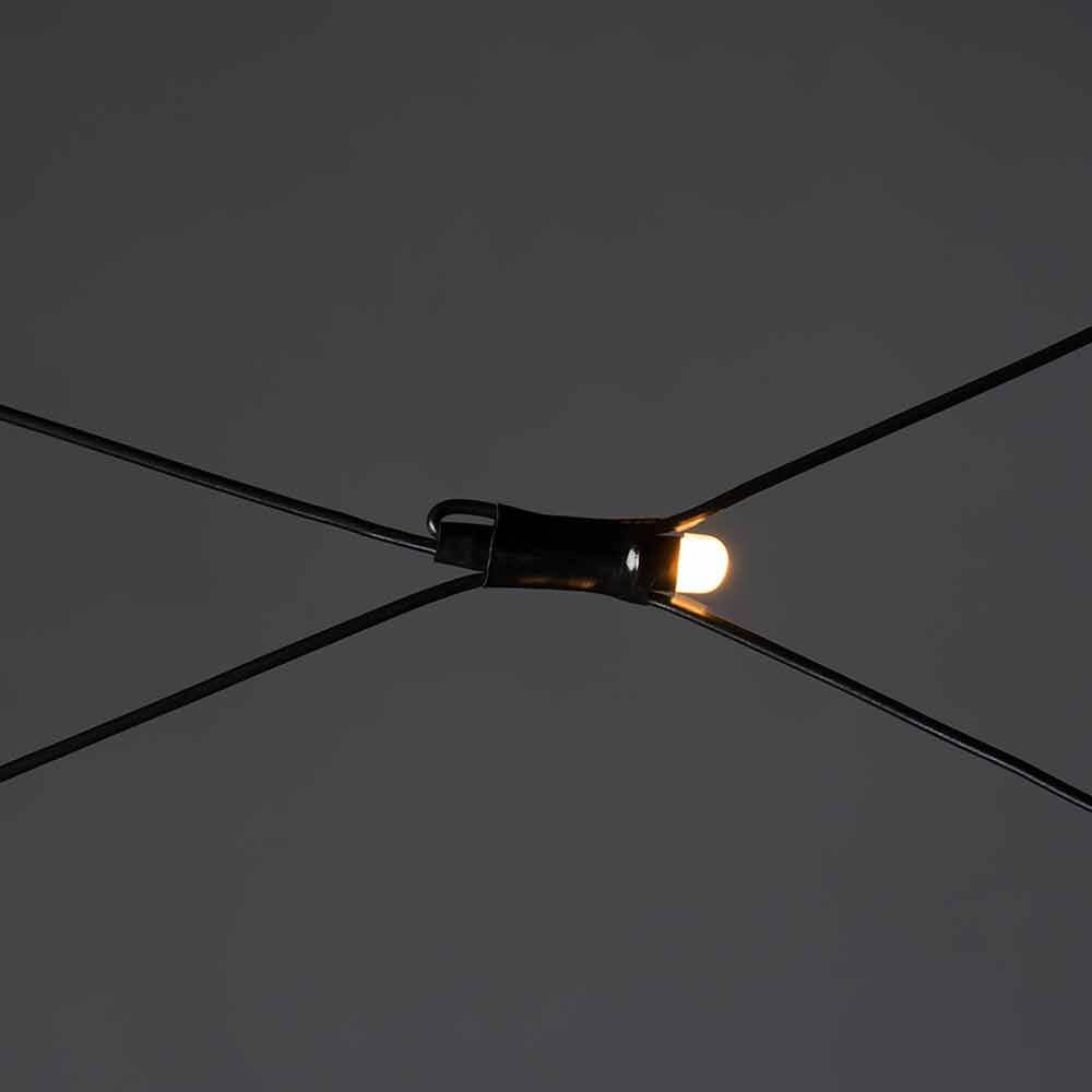 Detailansicht des Micro LED Lichternetz IP44 Schwarz mit leuchtender LED in der Mitte.