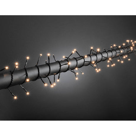 Microlight fairy lights 120 klare pærer IP44 med glødende pærer på sort baggrund.