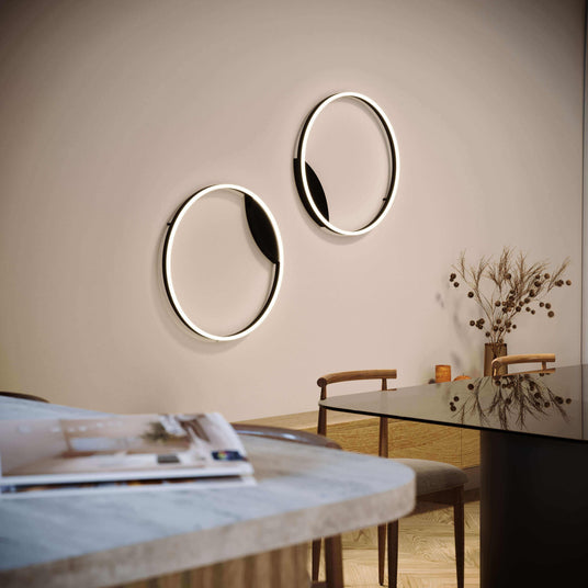 Moderne Wandspiegel in einem stilvollen Essbereich, dekoriert mit minimalistischen Vasen und skandinavischem Design.