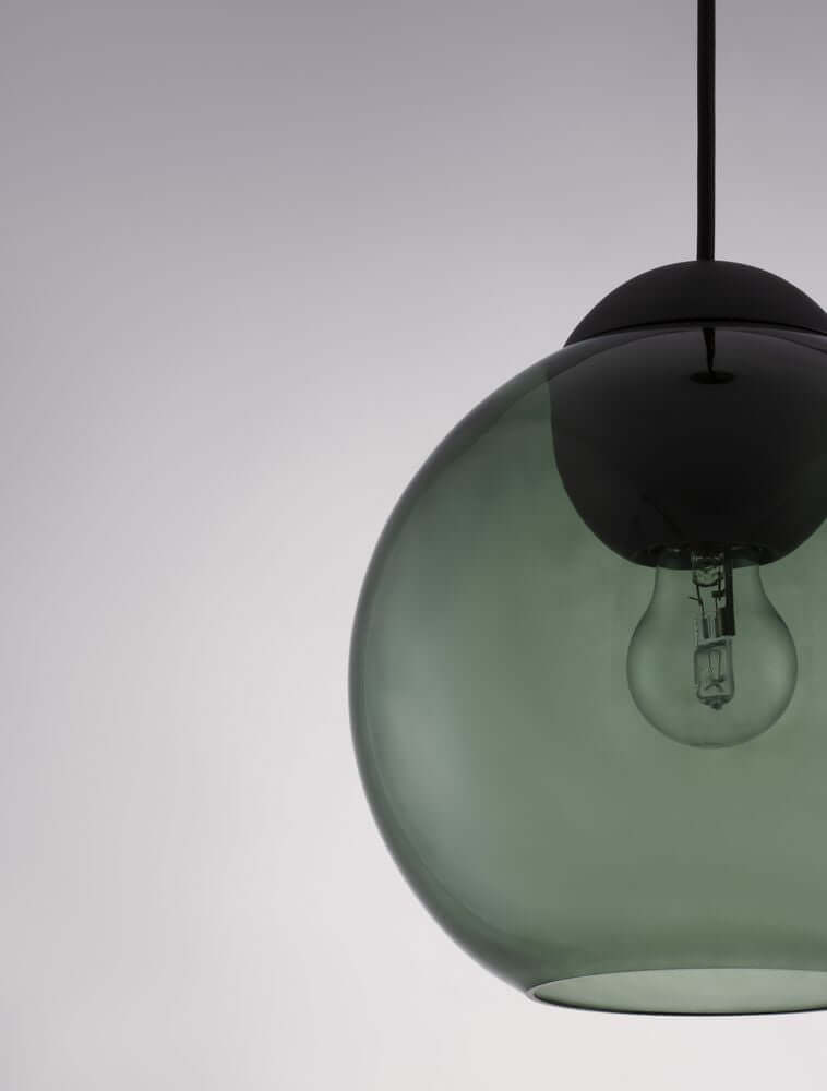 Midori Pendelleuchte E27 Ø 24cm mit rauchgrauem Glasschirm und schwarzem Metallkopf.