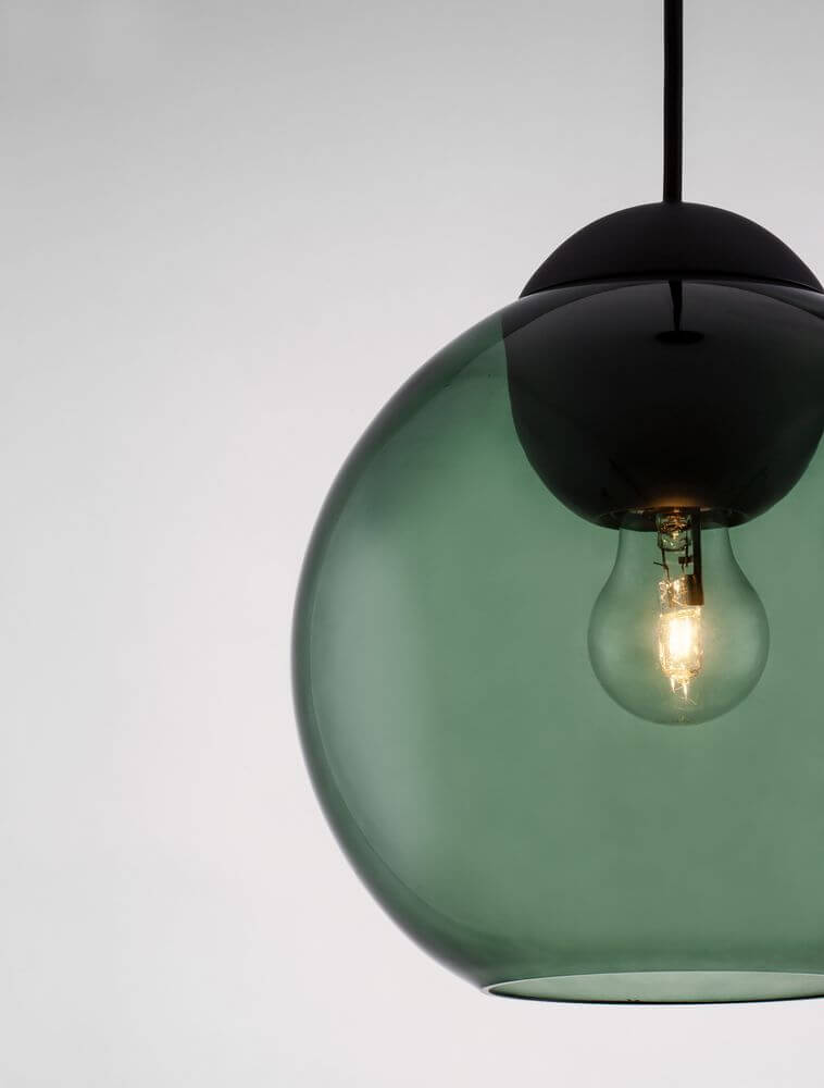 Midori Pendelleuchte E27 Ø 24cm mit rauchgrauem Glasschirm und mattem Metallkopf in Schwarz.