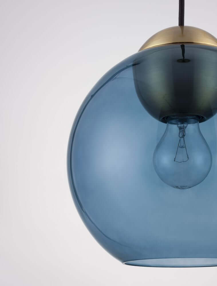 Midori Pendelleuchte E27 Ø 24cm mit blauem Glas und mattem Metallkopf, modern und elegant.