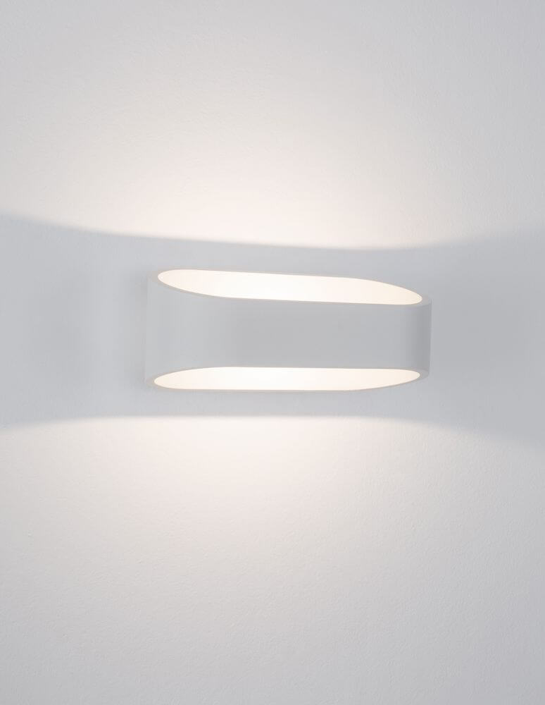 Mile LED Außenwandleuchte Stadion 3000K Up & Down Weiß IP54 an einer Wand montiert, minimalistisches Design.