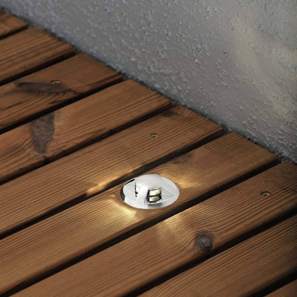 Mini LED Boden Einbauspots Set in der Holzterrasse, ideal für stimmungsvolle Beleuchtung im Außenbereich.