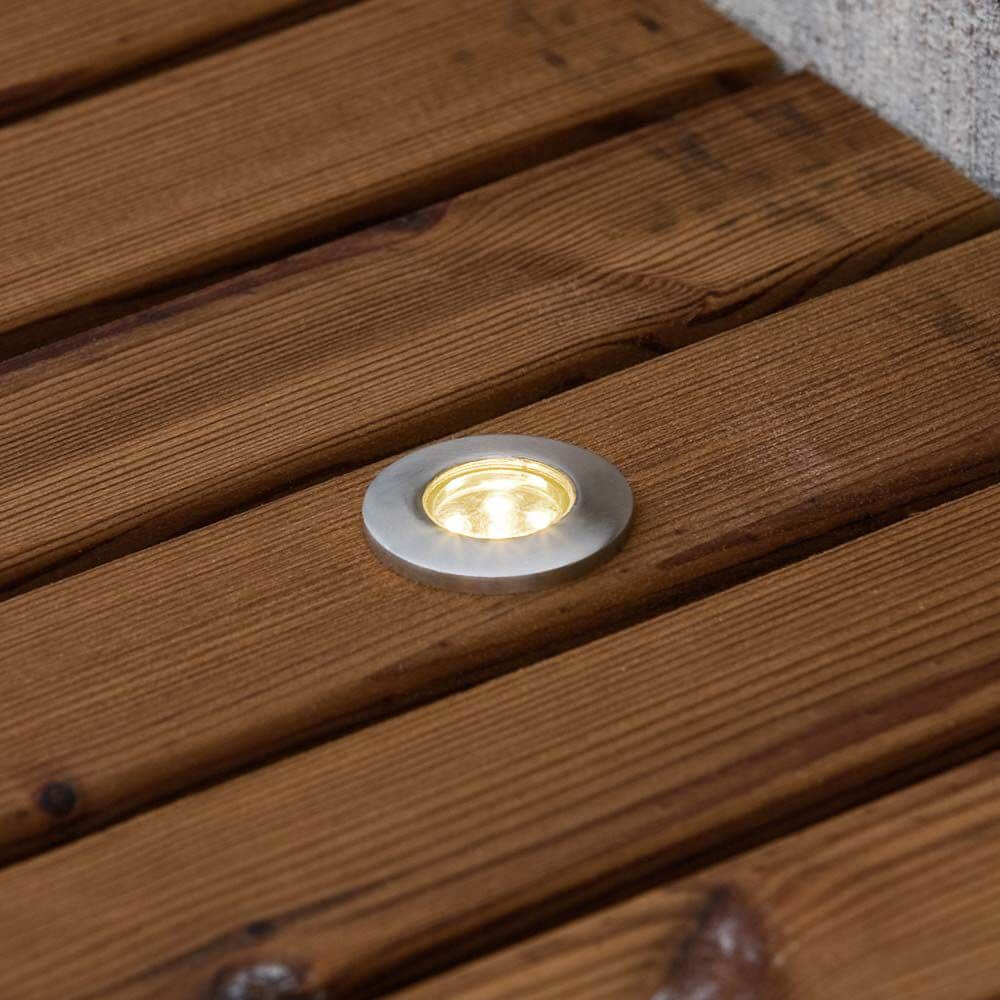 Mini LED Bodeneinbaustrahler 3er-Set IP44 auf Holzoberfläche, ideal für Außenbereichbeleuchtung.