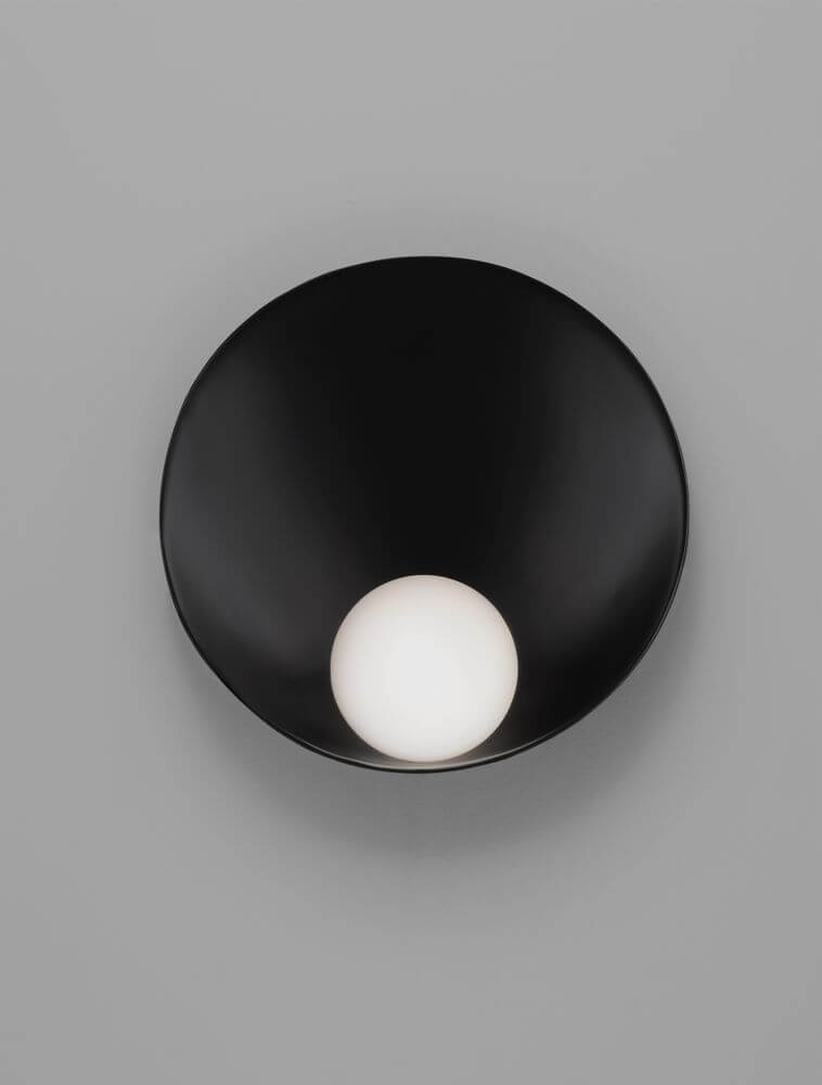 Minim Wandleuchte G9 in schwarzem Design mit runder, weißer Lichtquelle.