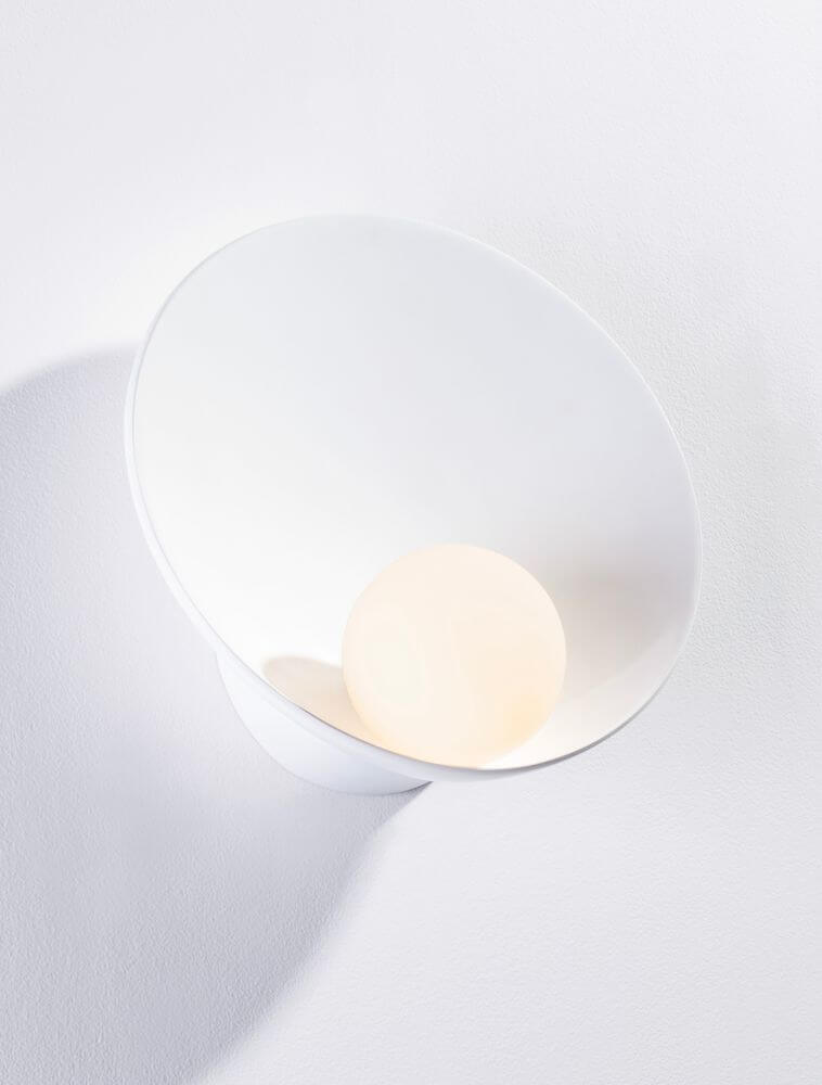 Minim Wandleuchte G9 mit modernem, minimalistischen Design und runder Lichtquelle in Weiß.