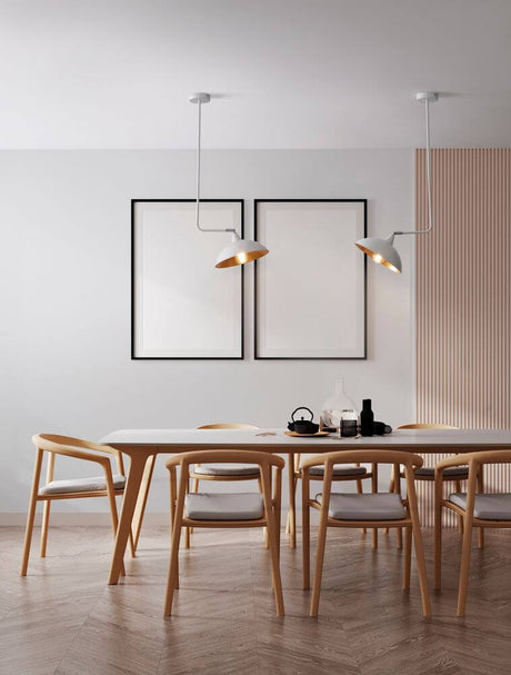 Mirba pendellampe, svingbar E27 i moderne spisestue med trestol og minimalistisk dekor.